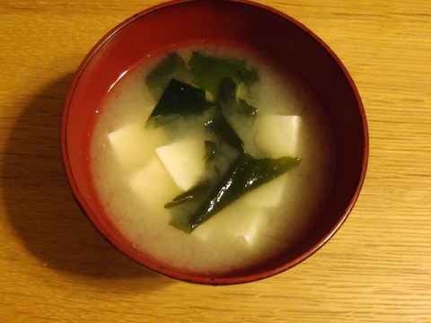 白味噌で作るお豆腐とワカメのお味噌汁